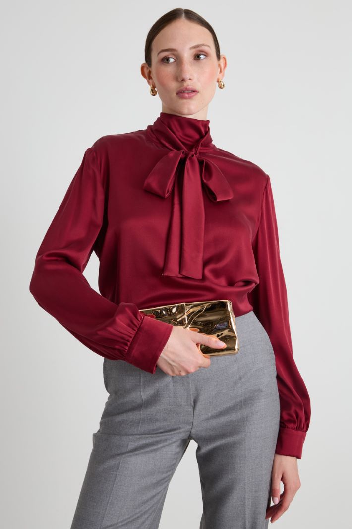 Blusa in raso con foulard Intrend