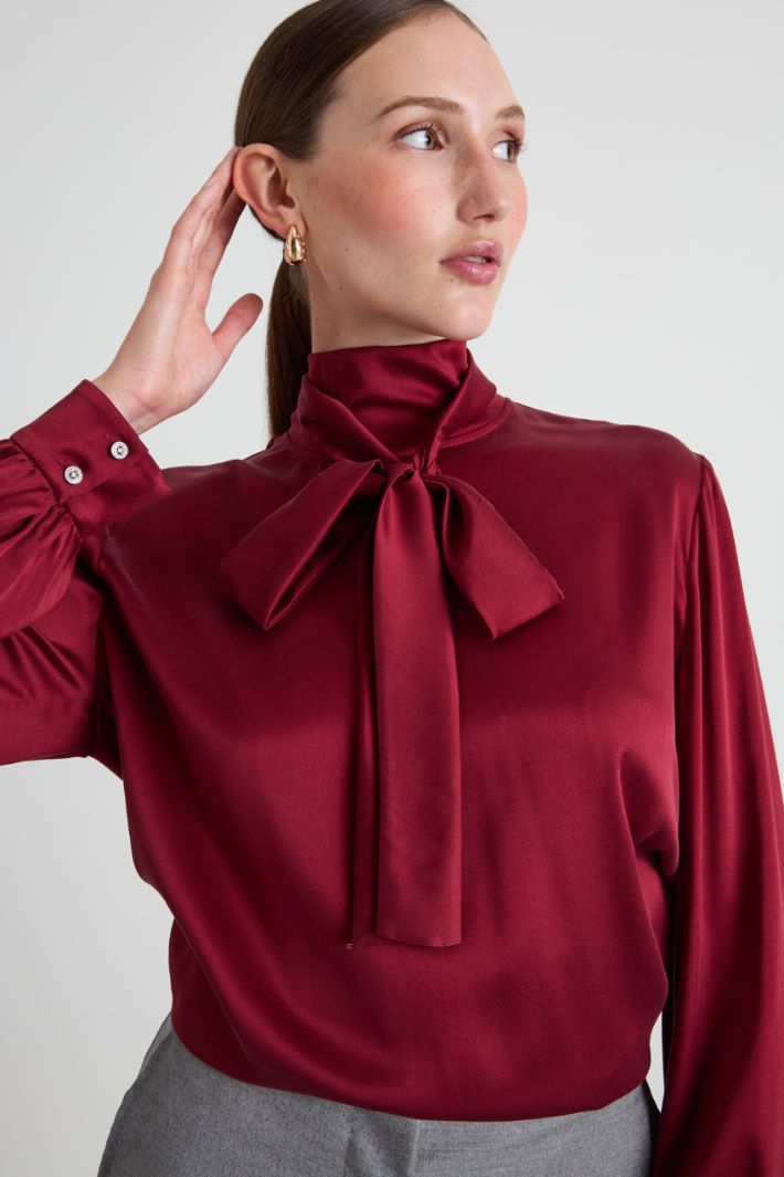 Blusa in raso con foulard Intrend - 4