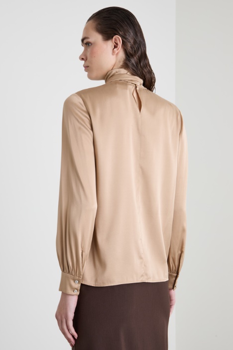 Blusa de satén con cuello fular