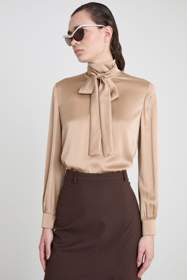 Blusa in raso con foulard Intrend
