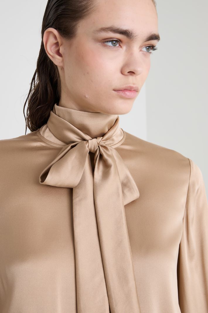 Blusa in raso con foulard Intrend - 4