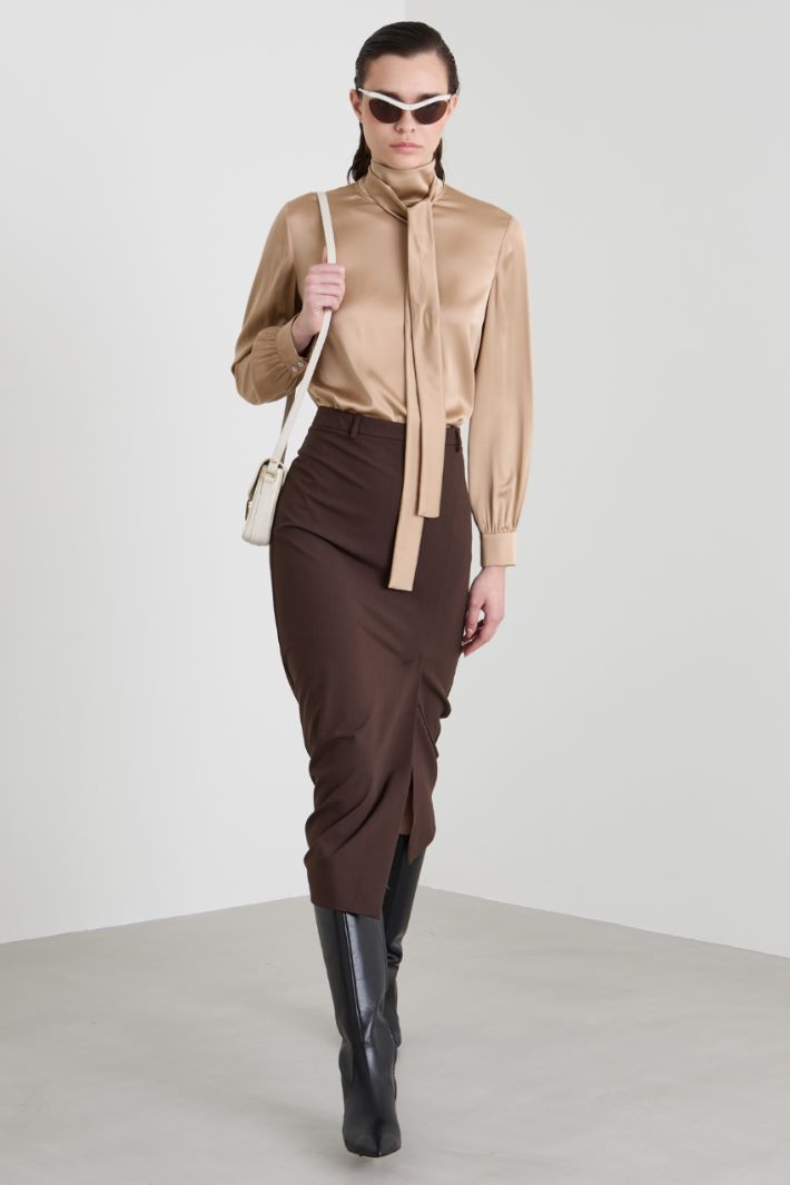 Blusa in raso con foulard Intrend - 3