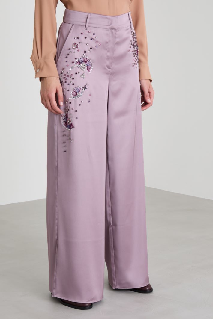 Satin trousers with bejewelled embroidery Intrend - 2