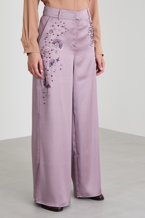 Pantalón de satén con bordado joya
