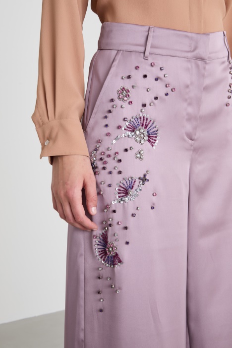 Pantalón de satén con bordado joya