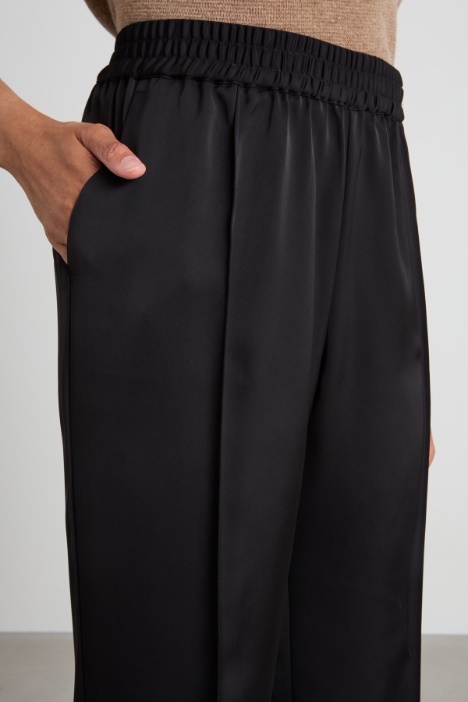 Pantaloni morbidi in raso