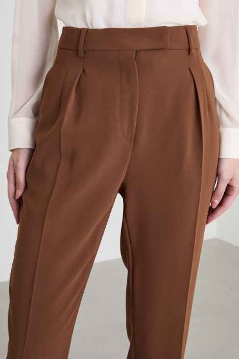 Pantaloni in cady con pinces