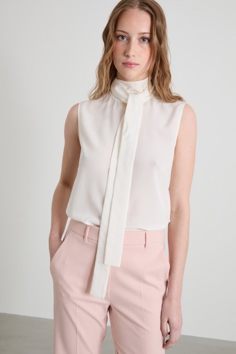 Crêpe top with bow Intrend