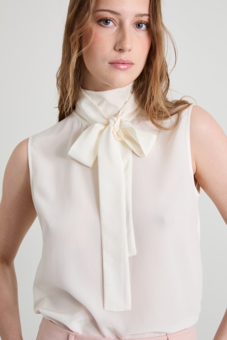 Top in crépe con fiocco