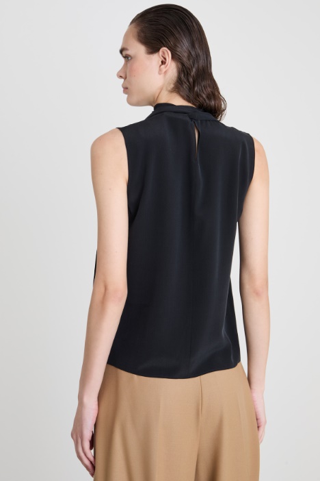 Top in crépe con fiocco