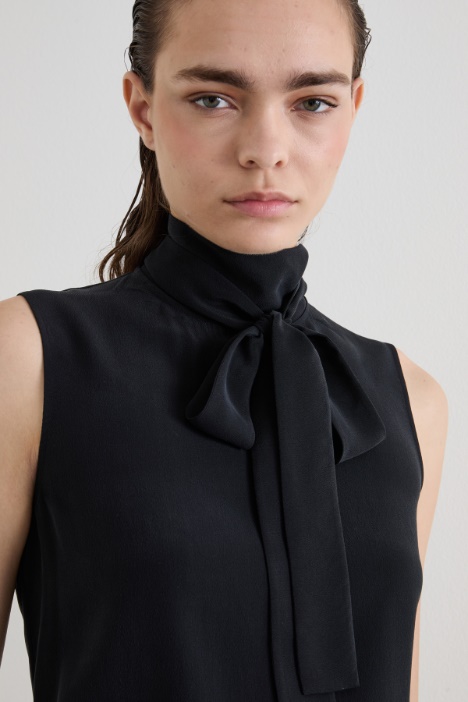 Top in crépe con fiocco