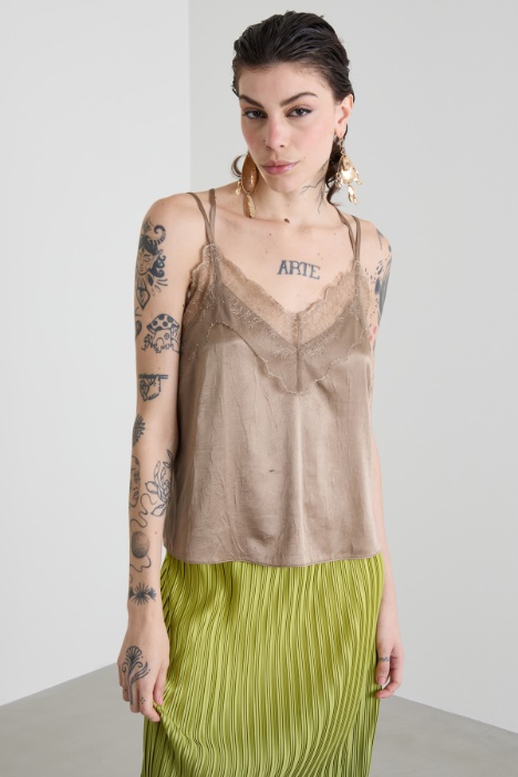 Top in raso con pizzo