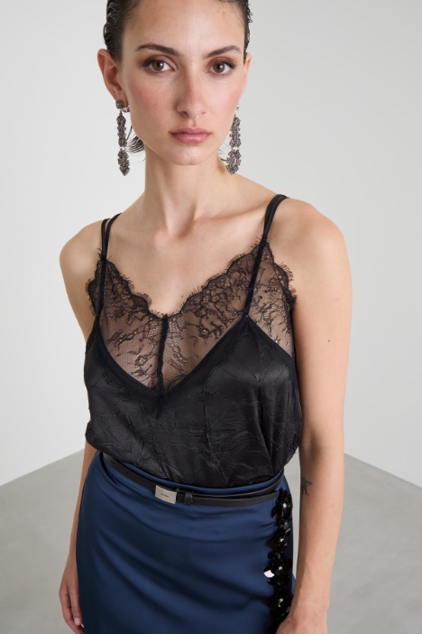 Top in raso con pizzo