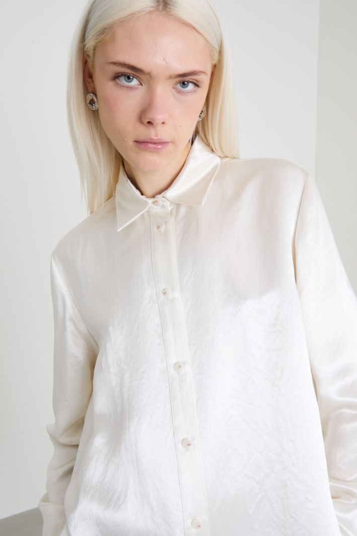 Asymmetrical satin shirt Intrend - 4