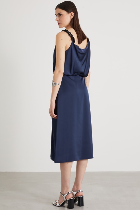 Abito in raso con ricami