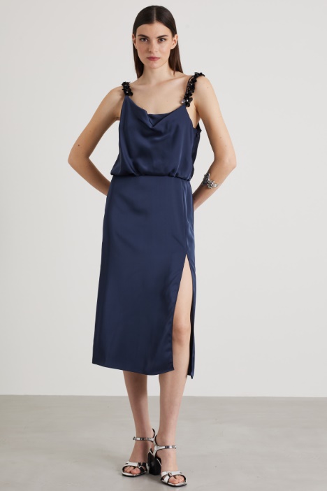 Abito in raso con ricami