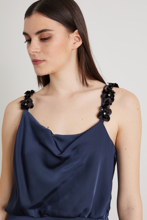 Abito in raso con ricami