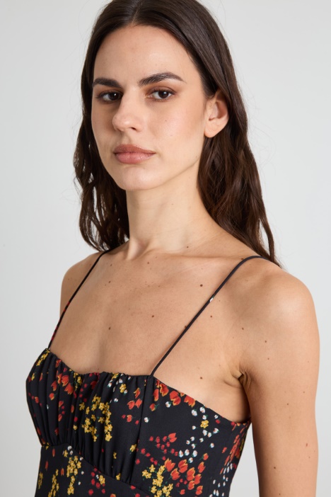 Vestido slip con abertura