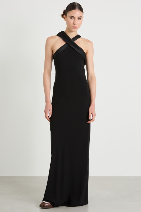 Abito con scollo incrociato