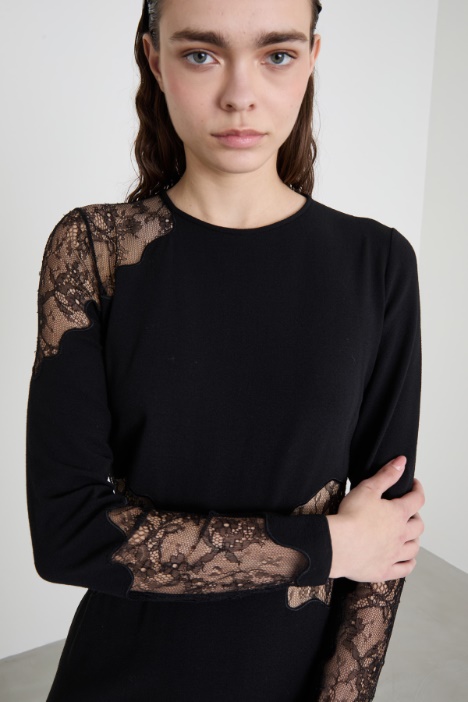 Vestido con detalles de encaje