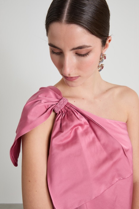 Abito monospalla con fiocco