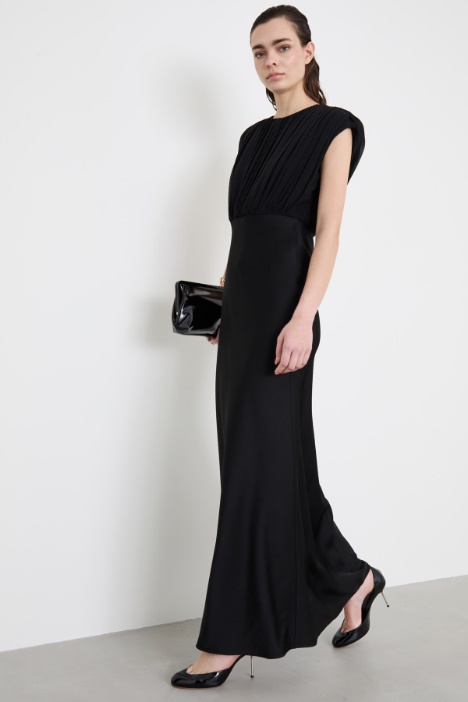 Vestido largo de georgette y envers satén