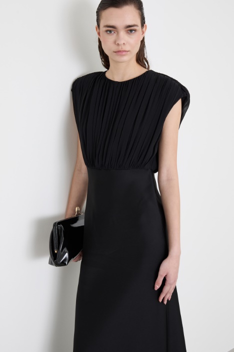 Vestido largo de georgette y envers satén