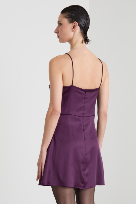 Abito in raso con ricami bijou