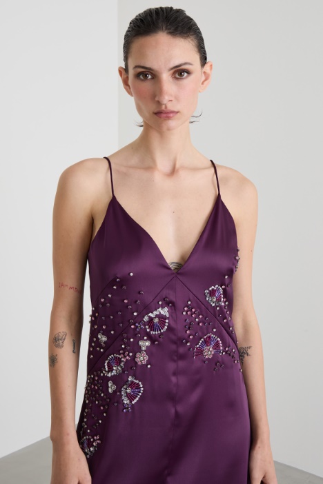 Abito in raso con ricami bijou