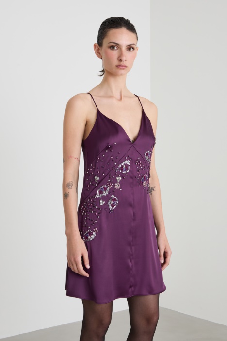 Abito in raso con ricami bijou