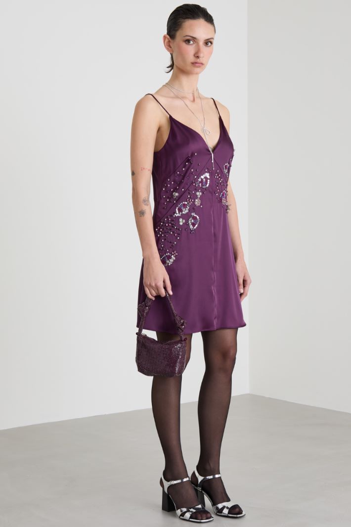 Satin dress with bejewelled embroidery Intrend