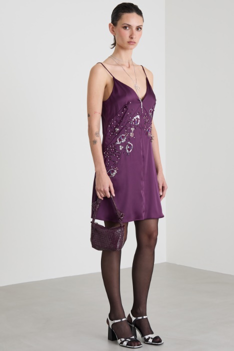 Vestido de satén con bordado joya Intrend