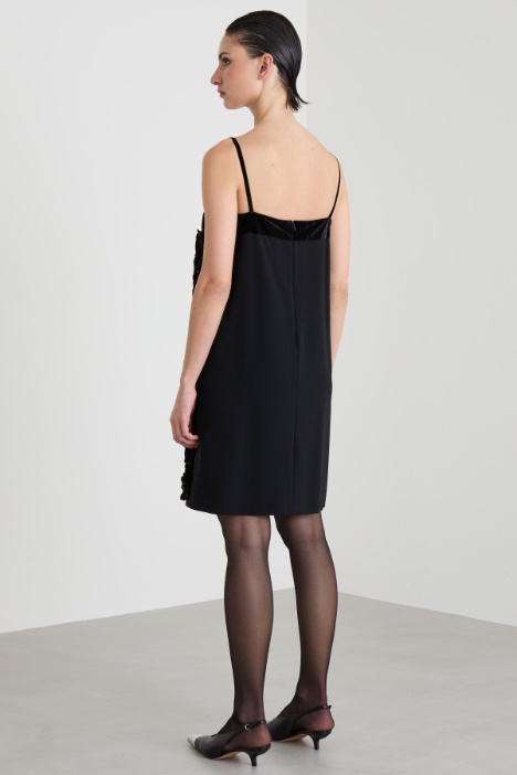 Abito con rose tridimensionali