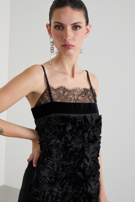 Abito con rose tridimensionali