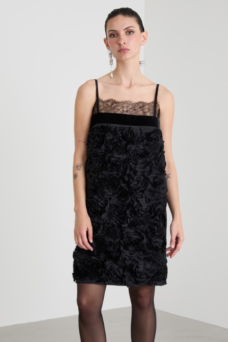 Abito con rose tridimensionali