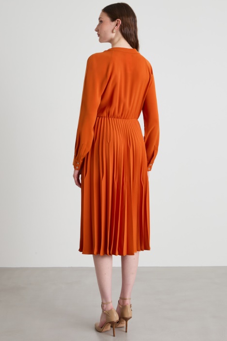 Vestido plisado en cady ligero