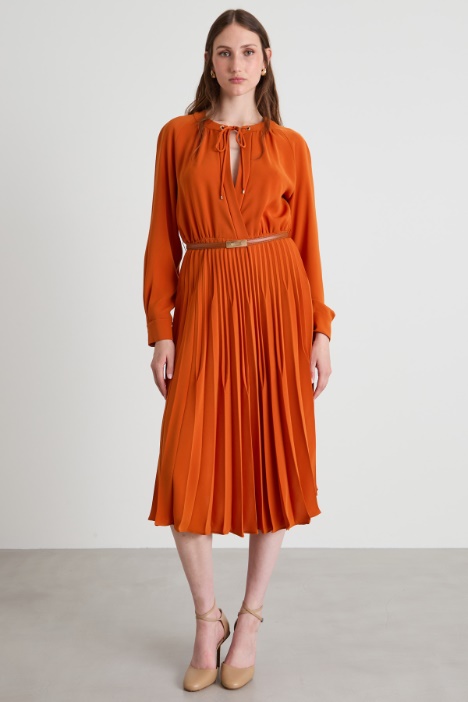 Vestido plisado en cady ligero