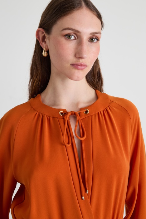 Vestido plisado en cady ligero