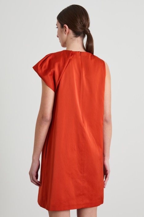 Abito corto con volant