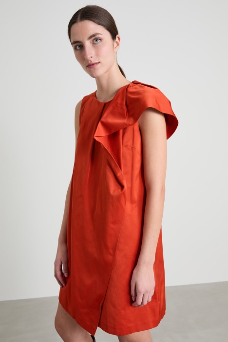 Abito corto con volant