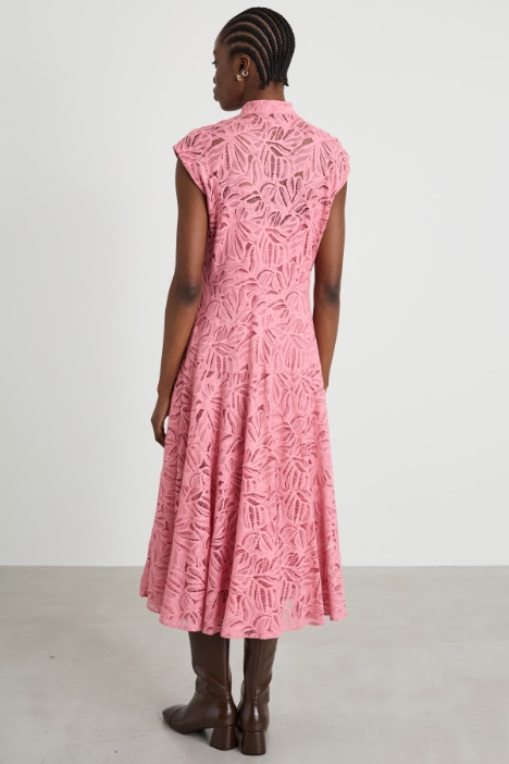 Abito in pizzo con balze