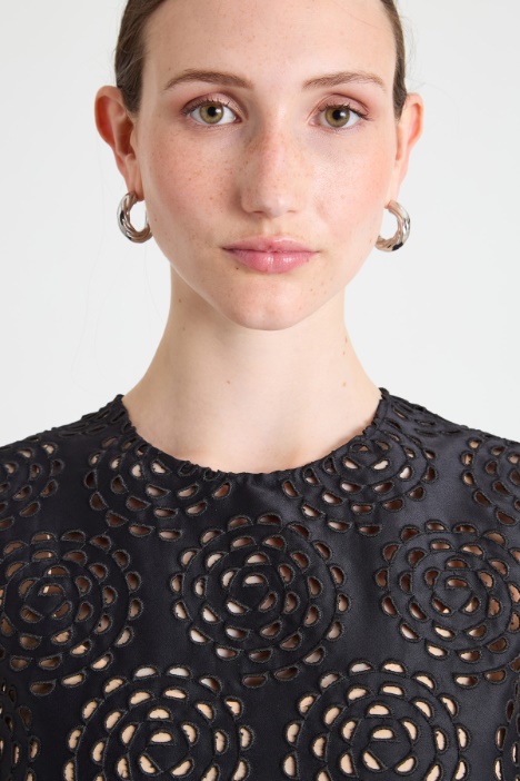 Abito in raso traforato