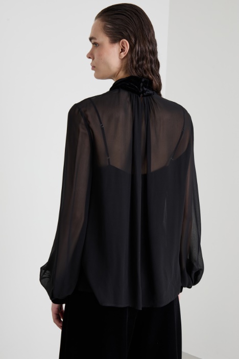 Blusa dolcevita in georgette