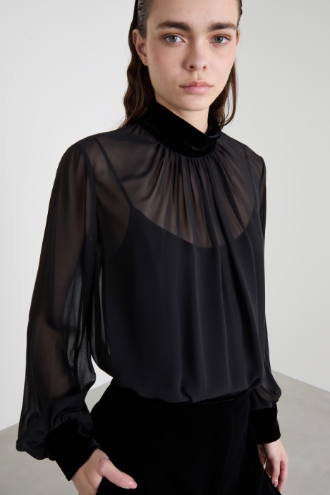 Blusa dolcevita in georgette