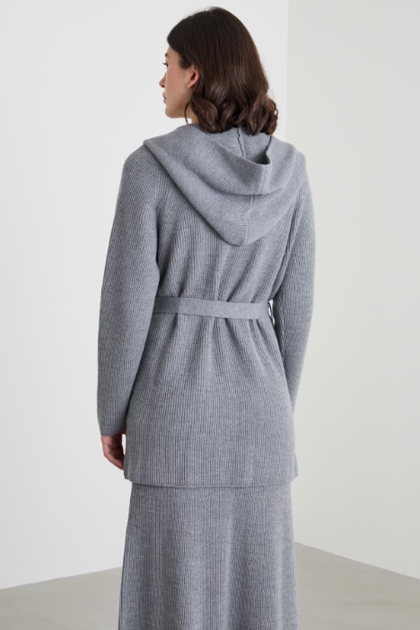 Cardigan in lana con cappuccio