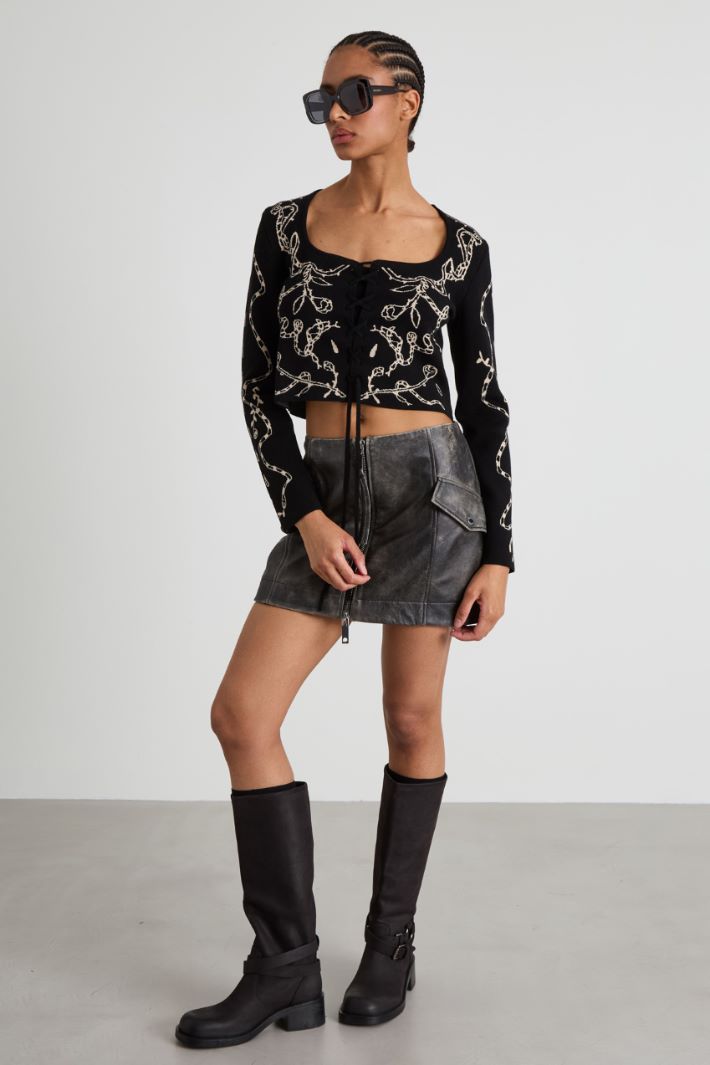 Maglia cropped con lacci
