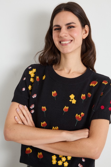 Maglia con ricami floreali