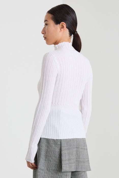 Suéter de canalé de corte entallado