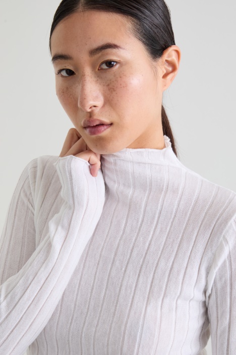 Suéter de canalé de corte entallado