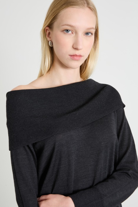 Maglia off-shoulder in lana